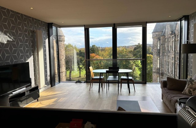 Stunning park view Quartermile apartment close proximity to Castle & University