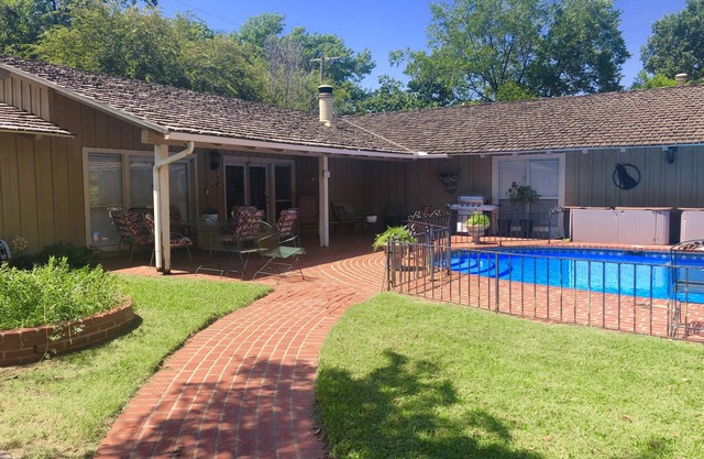 Stunning Poolside Guest House - Historic Morningside