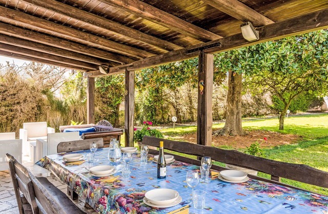 Stunning private villa for 11 guests with WIFI, TV, patio, pets allowed and parking