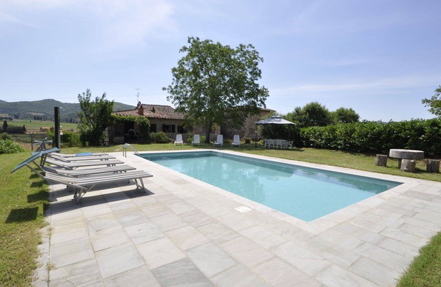 Stunning private villa for 9 guests with private pool, WIFI, TV, pets allowed and parking