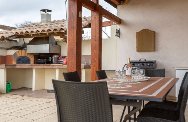 Stunning private villa for 8 people with private pool, WIFI, A/C, TV, terrace and parking