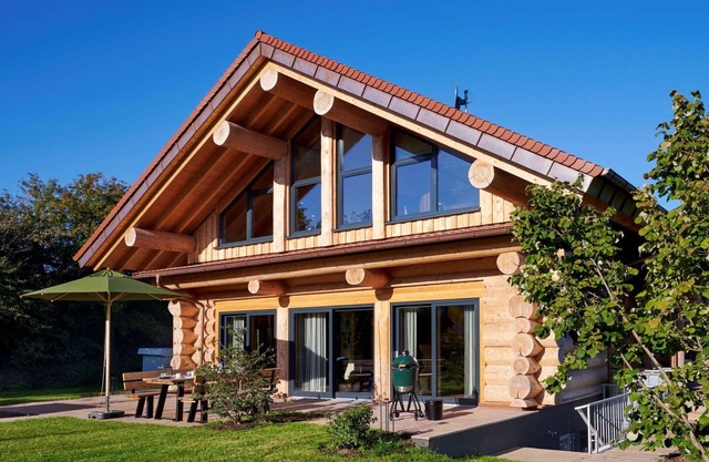 Stunning private villa for 8 guests with WIFI, pool, hot tub, TV, patio, pets allowed and parking