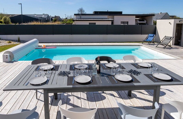 Stunning private villa for 10 people with private pool, WIFI, TV, terrace, pets allowed and park.