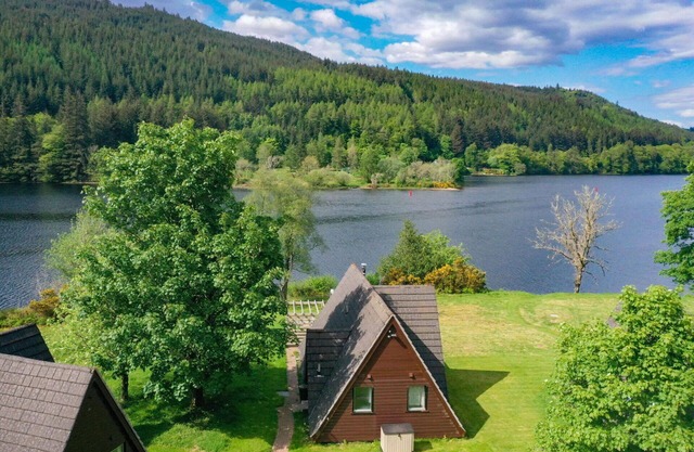 Stunning private villa with WIFI, hot tub, TV, terrace, pets allowed, panoramic view and parking