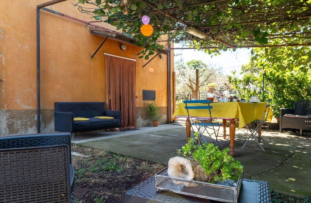 Stunning private villa for 5 guests with WIFI, A/C, TV, patio, pets allowed and parking