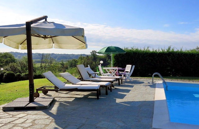 Stunning private villa for 10 guests with private pool, WIFI, TV, terrace, pets allowed and park.