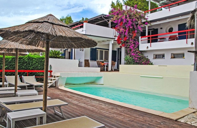 Stunning private villa for 17 people with private pool, WIFI, hot tub, TV, patio and pets allowed