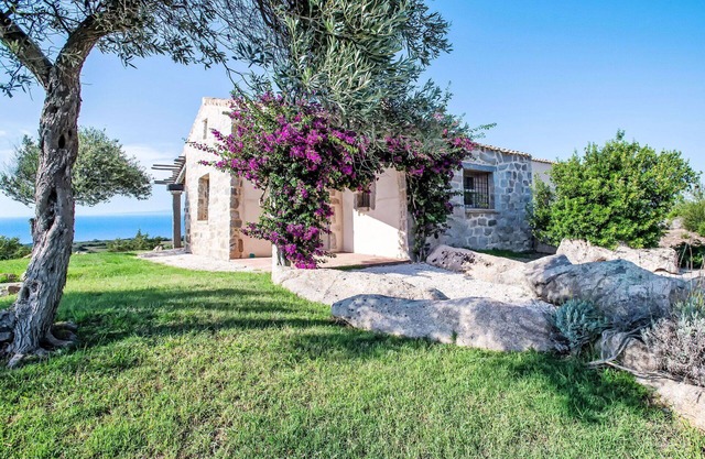 Stunning private villa for 6 guests with A/C, WIFI, TV and pets allowed