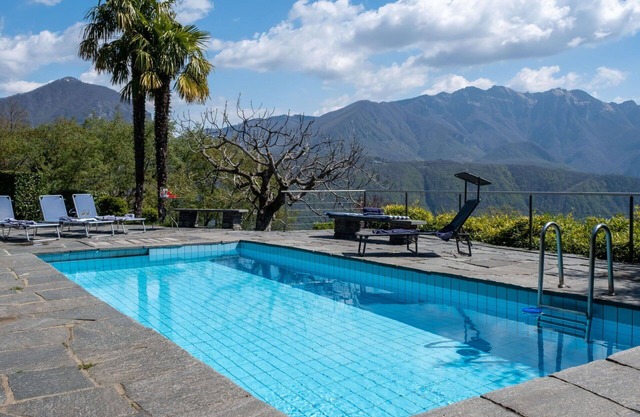 Stunning private villa with private pool, WIFI, TV, patio, pets allowed and panoramic view