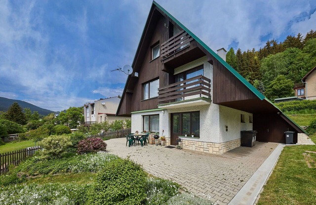 Stunning private villa for 15 people with WIFI, TV, patio and pets allowed