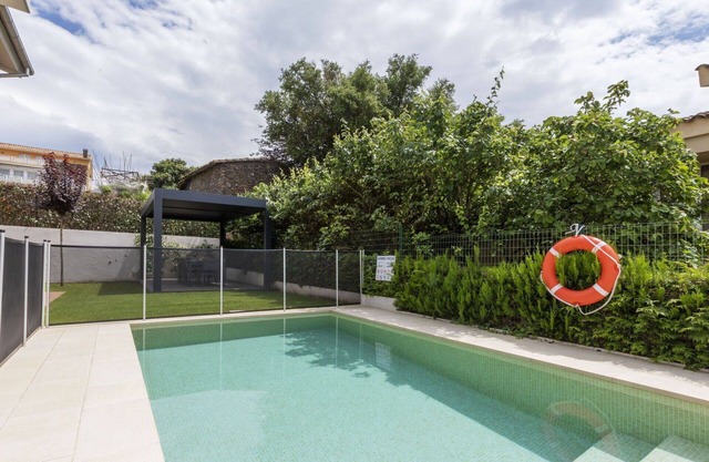 Stunning private villa for 7 people with A/C, WIFI, private pool, TV, patio and parking