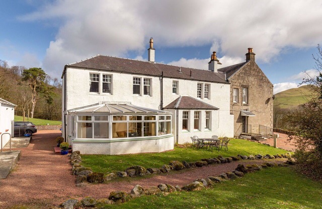 Stunning private villa for 8 guests with TV, patio, pets allowed, panoramic view and parking