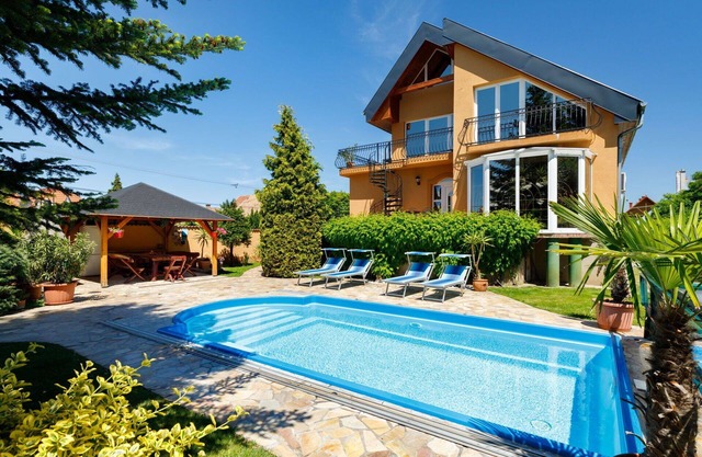 Stunning private villa with private pool, WIFI, A/C, TV, terrace, pets allowed and parking