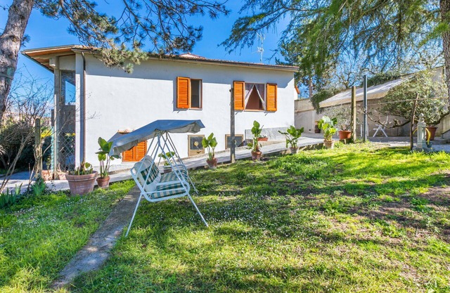 Stunning private villa for 4 people with WIFI, patio, pets allowed and parking