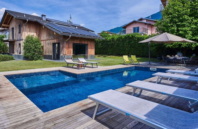 Stunning private villa with private pool, hot tub, A/C, WIFI, TV, patio and pets allowed