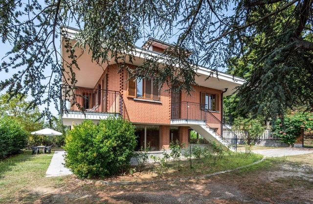 Stunning private villa for 8 guests with WIFI, TV, balcony, pets allowed and parking