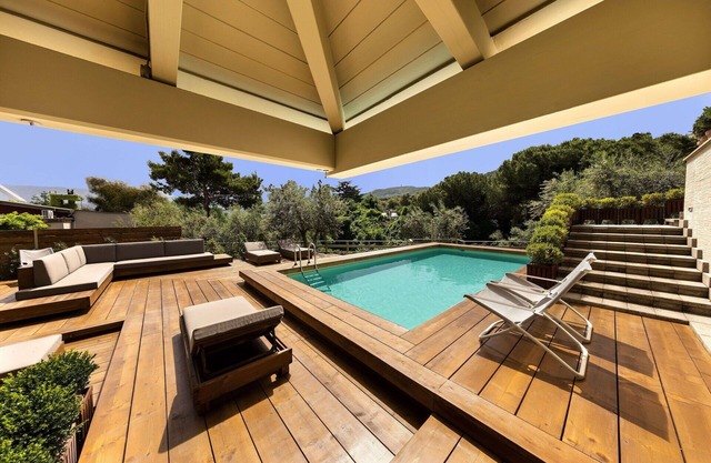 Stunning private villa with sauna, hot tub, A/C, private pool, WIFI, TV, patio, close to Sorrento