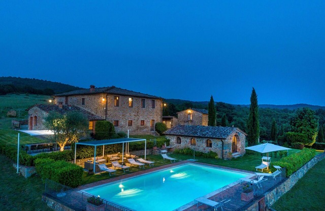 Stunning private villa for 20 people with sauna, private pool, WIFI, TV, panoramic view and park.