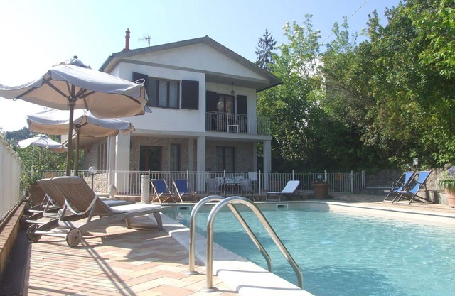 Stunning private villa for 8 guests with pool, WIFI, TV, patio, panoramic view and parking