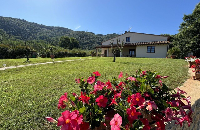 Stunning private villa with WIFI, A/C, TV, veranda, pets allowed, panoramic view and parking