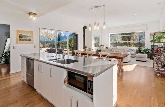 Stunning Queenstown home surrounded by mountains