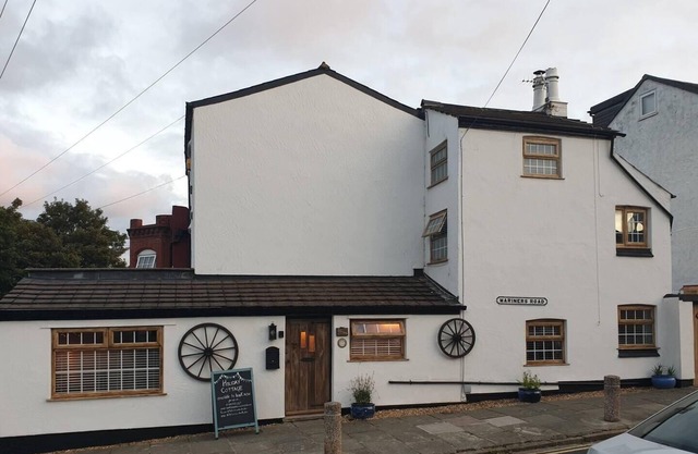 Stunning quirky 2-Bed Cottage in New Brighton