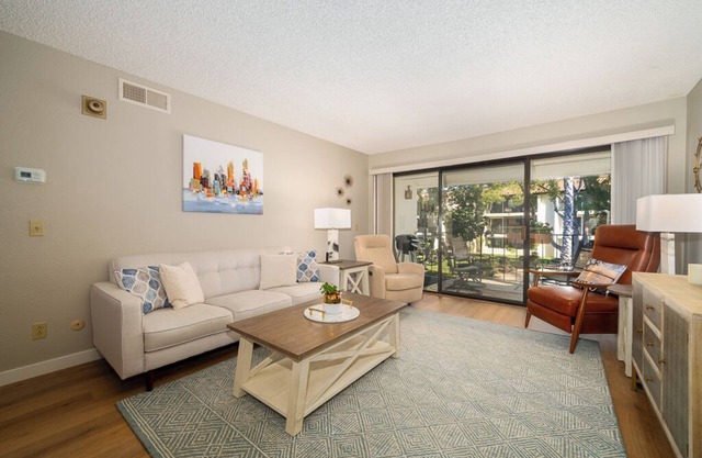 Stunning Resort Living 2 bed Luxury Condo in heart of Oaks North