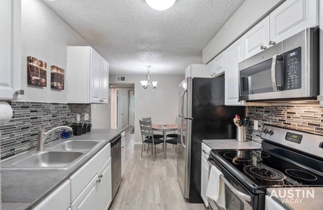 Stunning S Lamar Apt | Walk to Music + Bars + Food