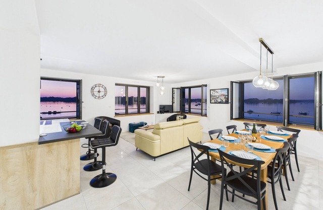 Stunning Sea View – Bright Apartment for 7