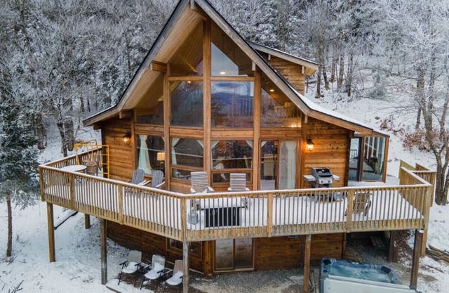 Stunning Snowshoe Home | Hot Tub | Pool Table
