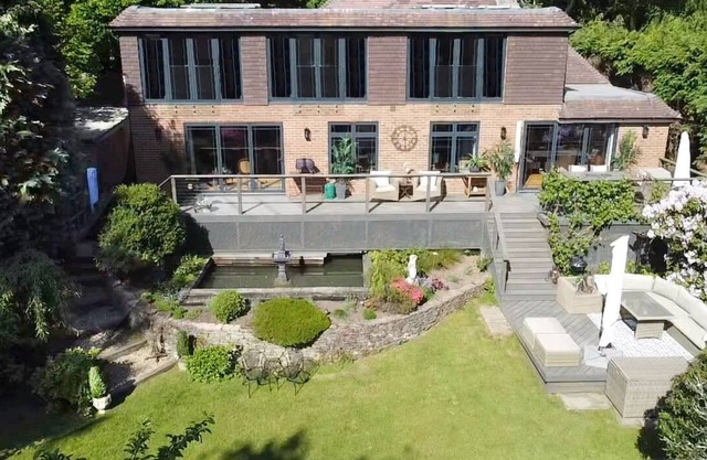 Stunning Surrey Hills Country House w/hot tub (seasonal). Sleeps 8-10.