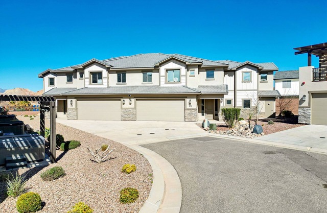 Stunning townhome with premiere resort amenities, lazy river and private hot tub