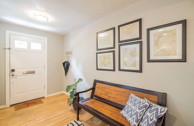 Stunning Townhouse steps from the Wharf with private parking