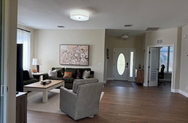 Stunning, updated 3 bdrm/2ba - 3mi to World Equestrian Center - On golf course
