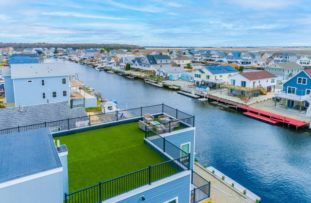 Stunning 2600 ft² waterfront home, pet friendly, 8 person hot tub, rooftop deck