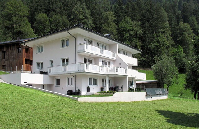 Stunning villa for 10 guests with WIFI, TV, terrace, pets allowed and parking