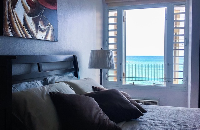 Stunning view! Beachfront apartment in Playa Azul 1 with cable & Wifi