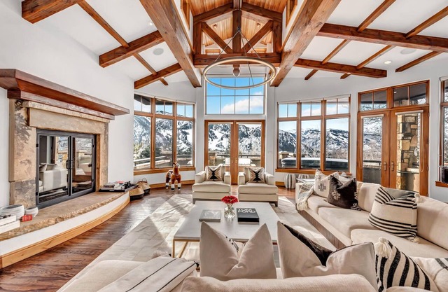 Stunning View Estate (2.6 acres) Walking distance to town