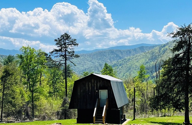 Stunning Views of the Great Smoky Mountains in New Barndominium!