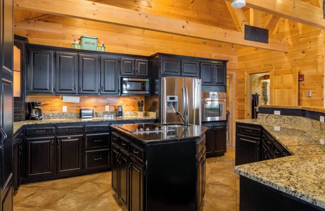 STUNNING VIEWS-PRIVATE SPACIOUS RETREAT-MASTER ON MAIN-POOL TABLE-ARCADE-FIREPIT