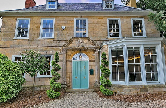 Stunning villa for 17 people with WIFI, hot tub, terrace, pets allowed and parking