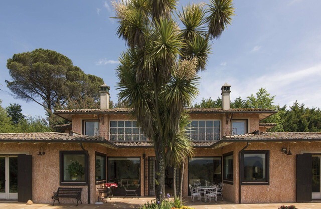 Stunning villa for 14 guests with hot tub, A/C, pool, WIFI, TV, pets allowed and parking