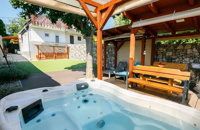 Stunning villa for 4 people with WIFI, A/C, hot tub, TV, balcony, pets allowed and parking