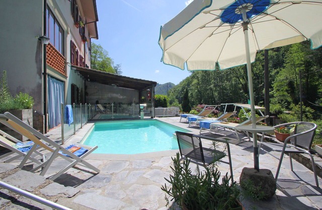 Stunning villa for 6 guests with WIFI, private pool, TV, pets allowed and parking