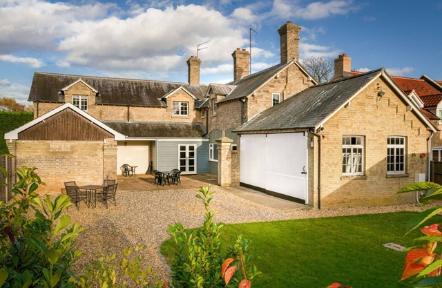 Stunning villa for 11 guests with WIFI, TV and parking