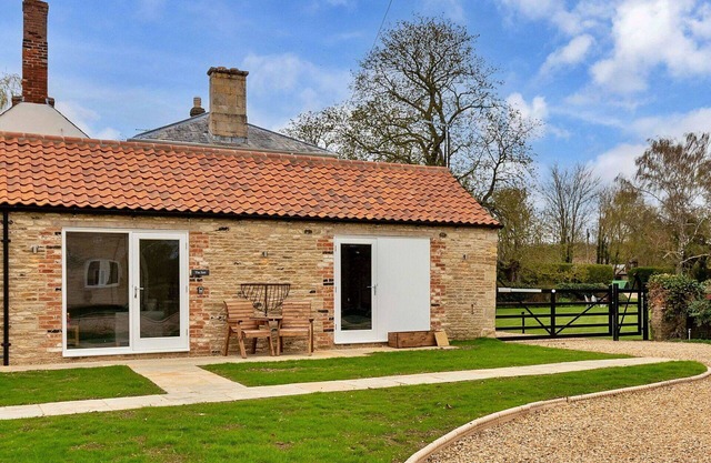 Stunning villa for 2 guests with WIFI, terrace, pets allowed and parking