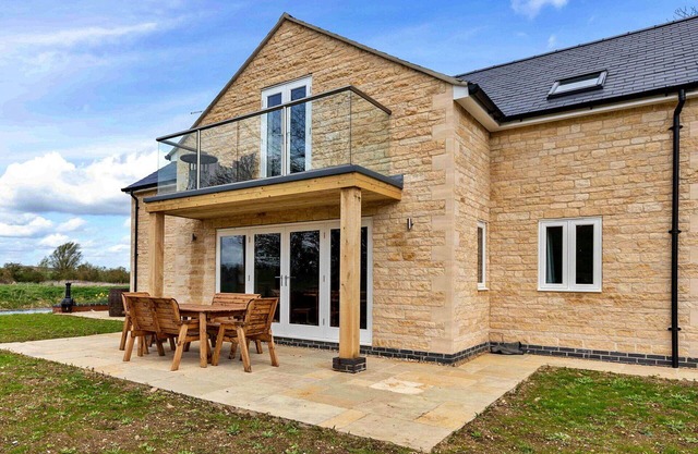 Stunning villa for 6 guests with WIFI, pets allowed and parking