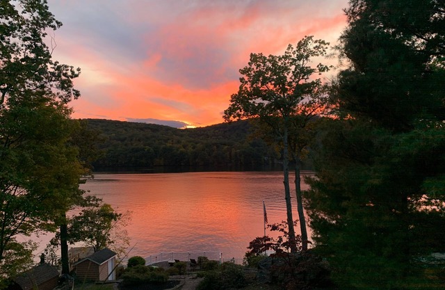 Stunning Waterfront Lake House with Amazing Views