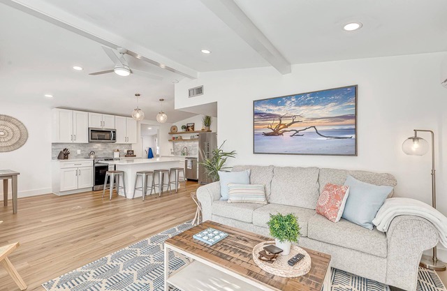 Stunning Waterview! Beach and Downtown only 10min away.Boat ramp 1/4 mile away.