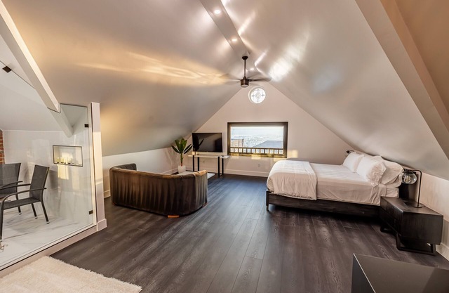 Stunning Zen Penthouse w/Dream Bathroom & Views by Little Italy and Convention C